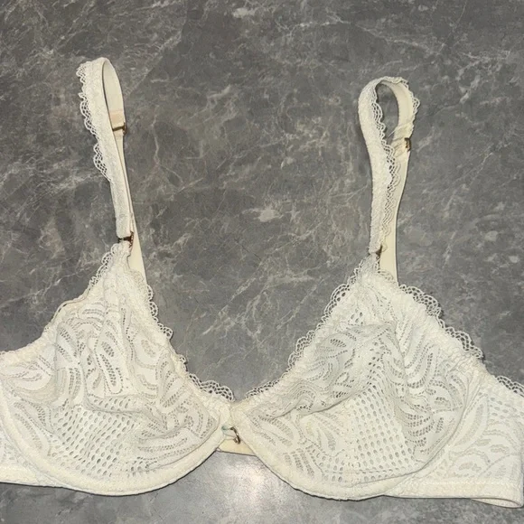 Aerie 34/36 C Elegant Lace Underwire Bra - Cream rub small “34” - Picture 2 of 4